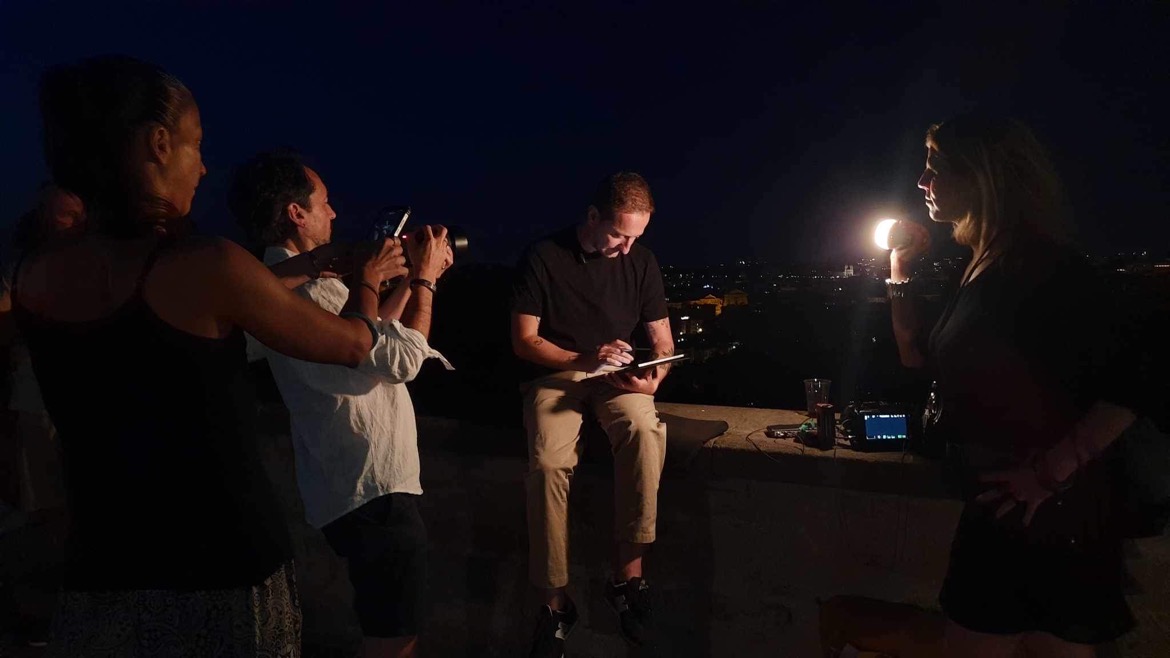 Filming a comics artist in the night in Rome